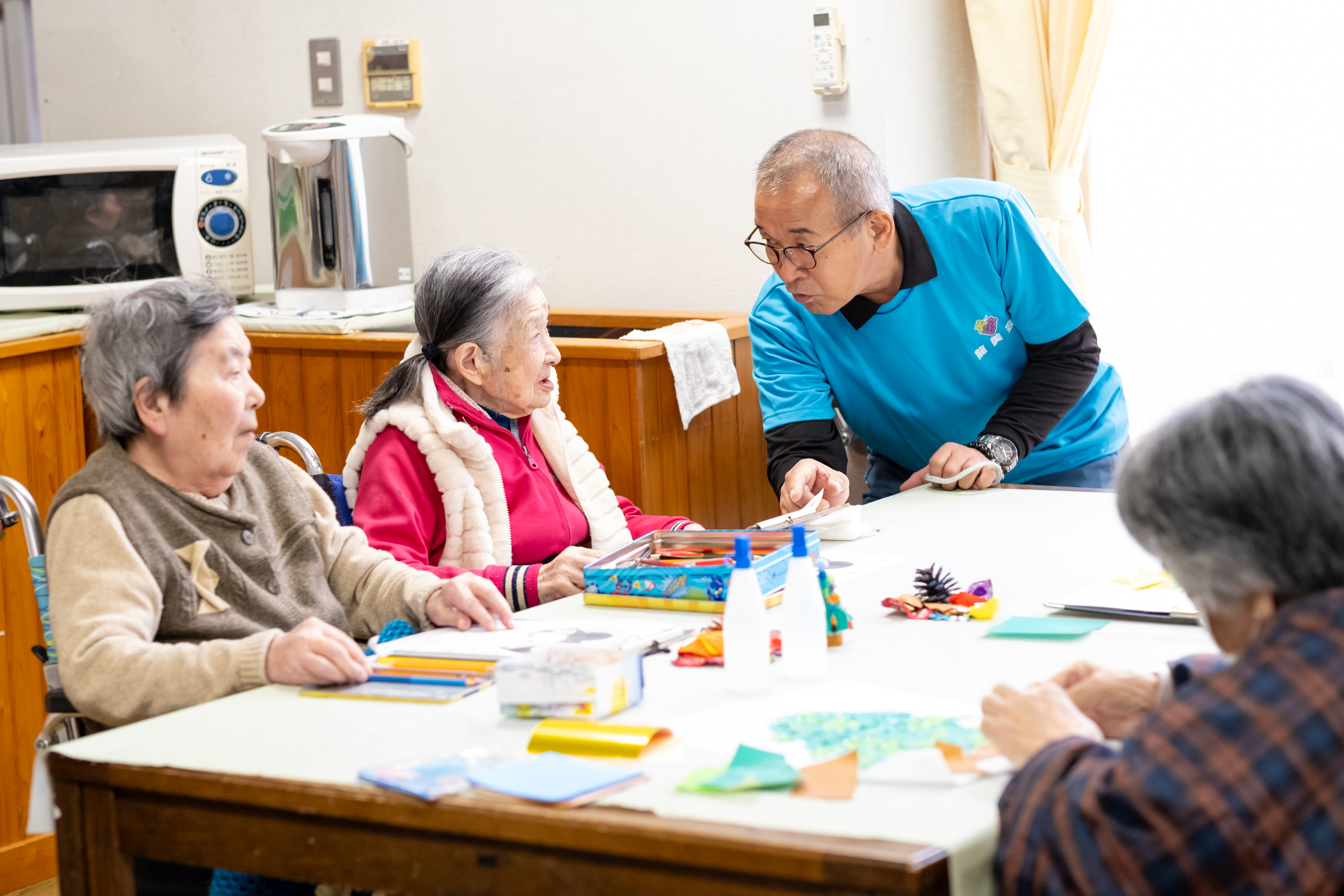 工作をする利用者たち