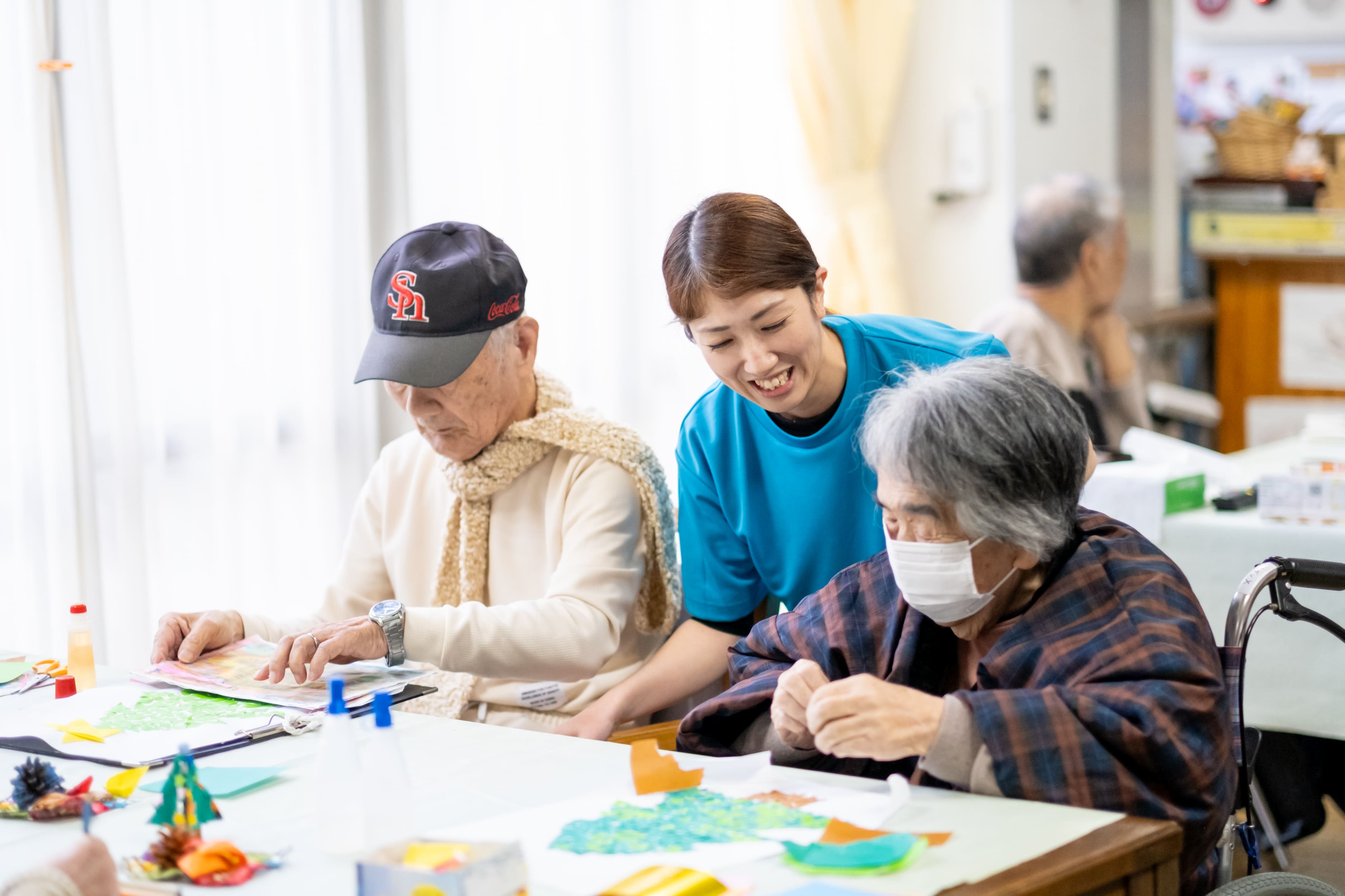 工作をする利用者と職員
