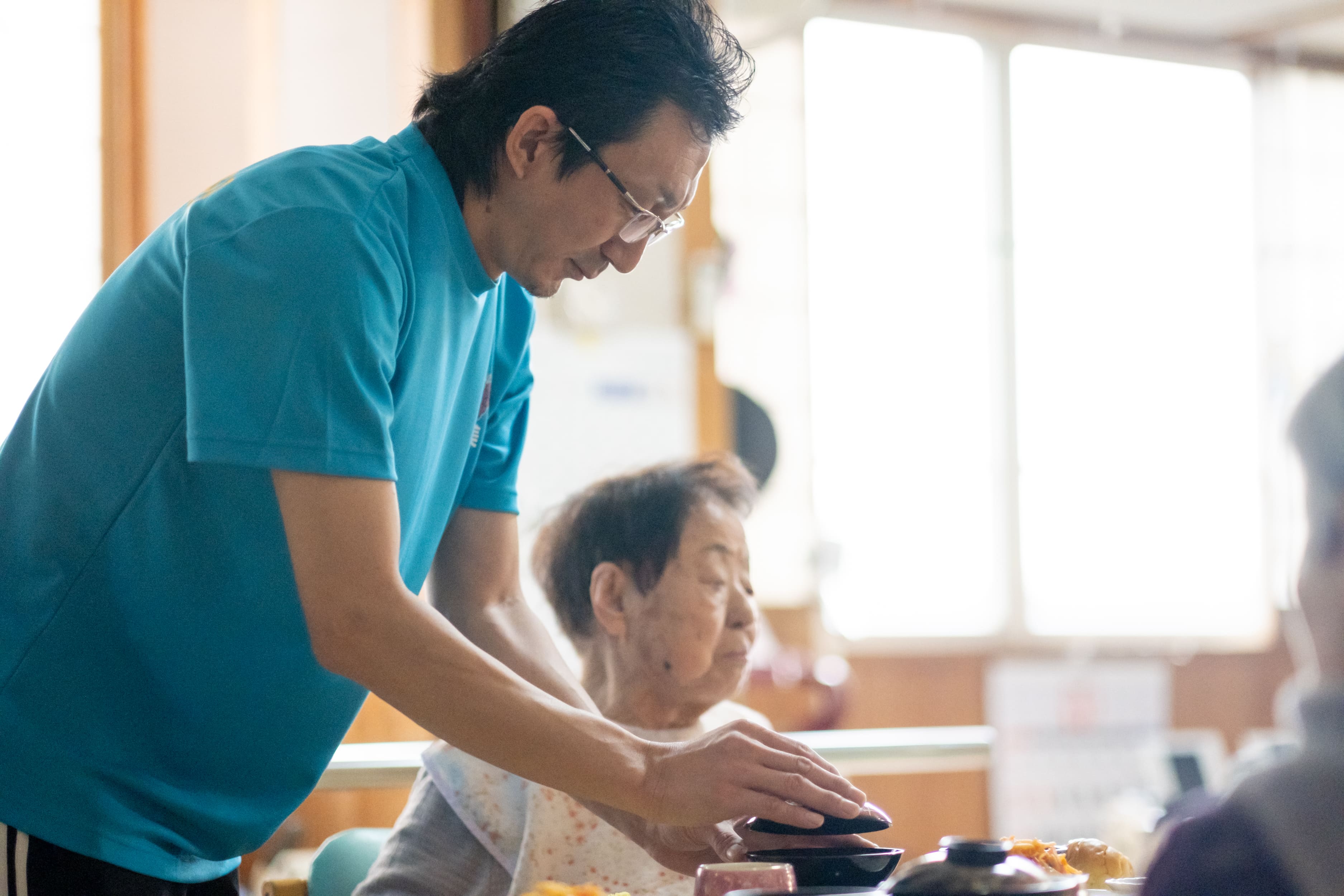 食事の介助をするスタッフ
