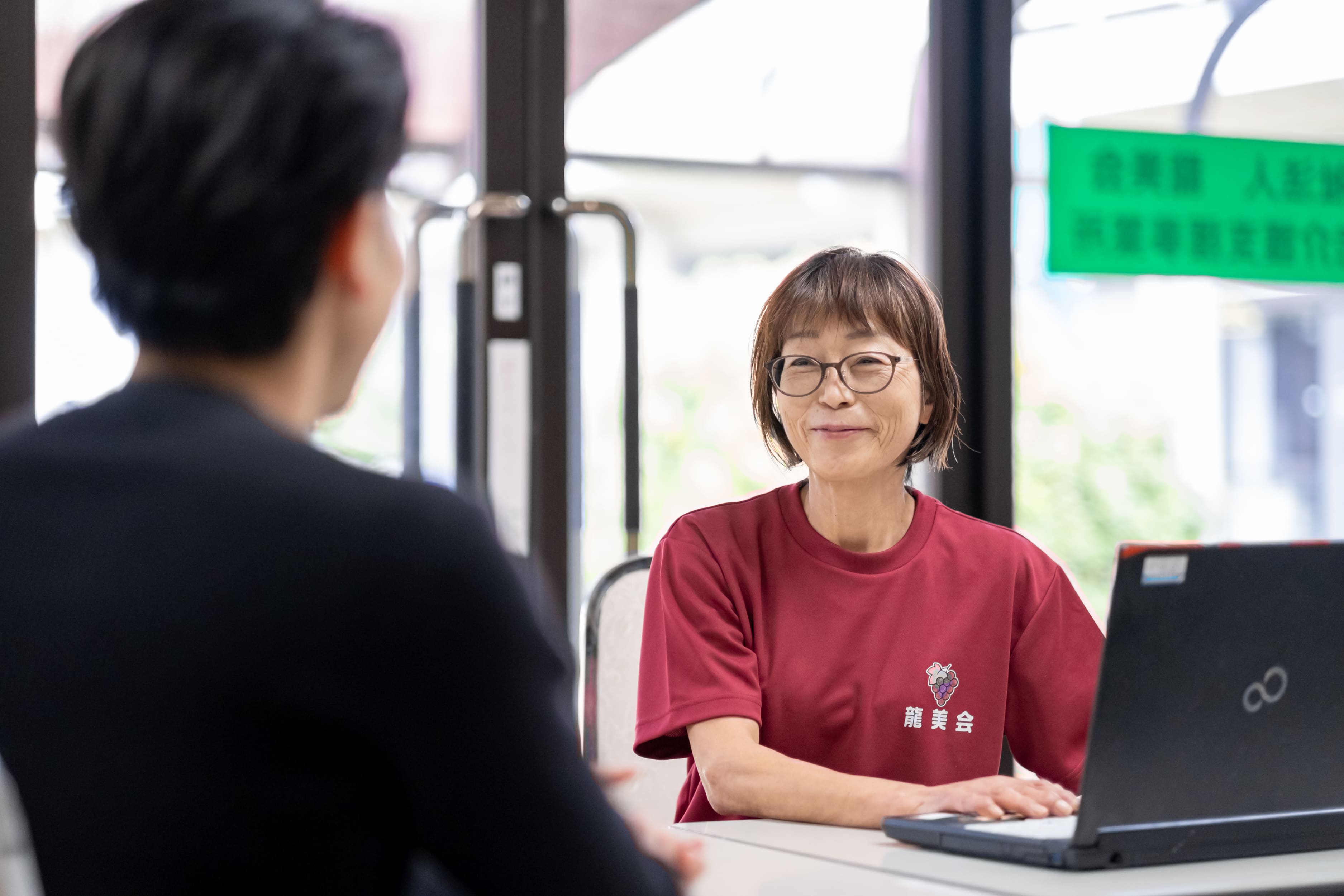 相談を受ける職員