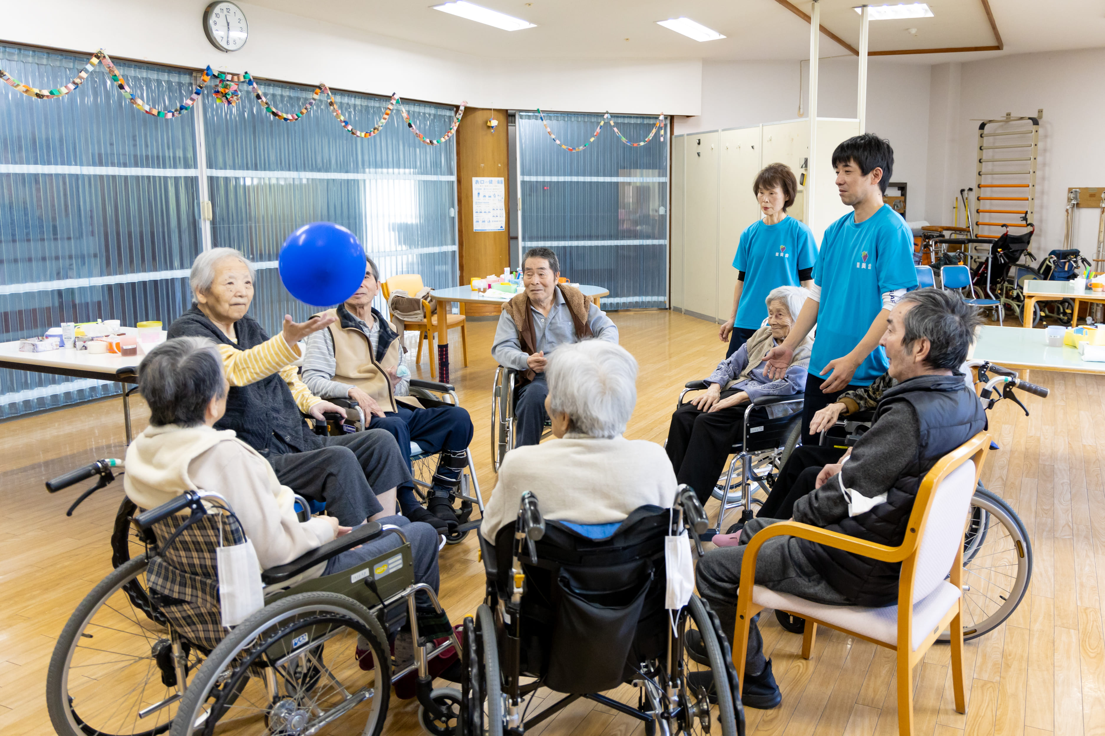 風船で遊ぶ利用者たち