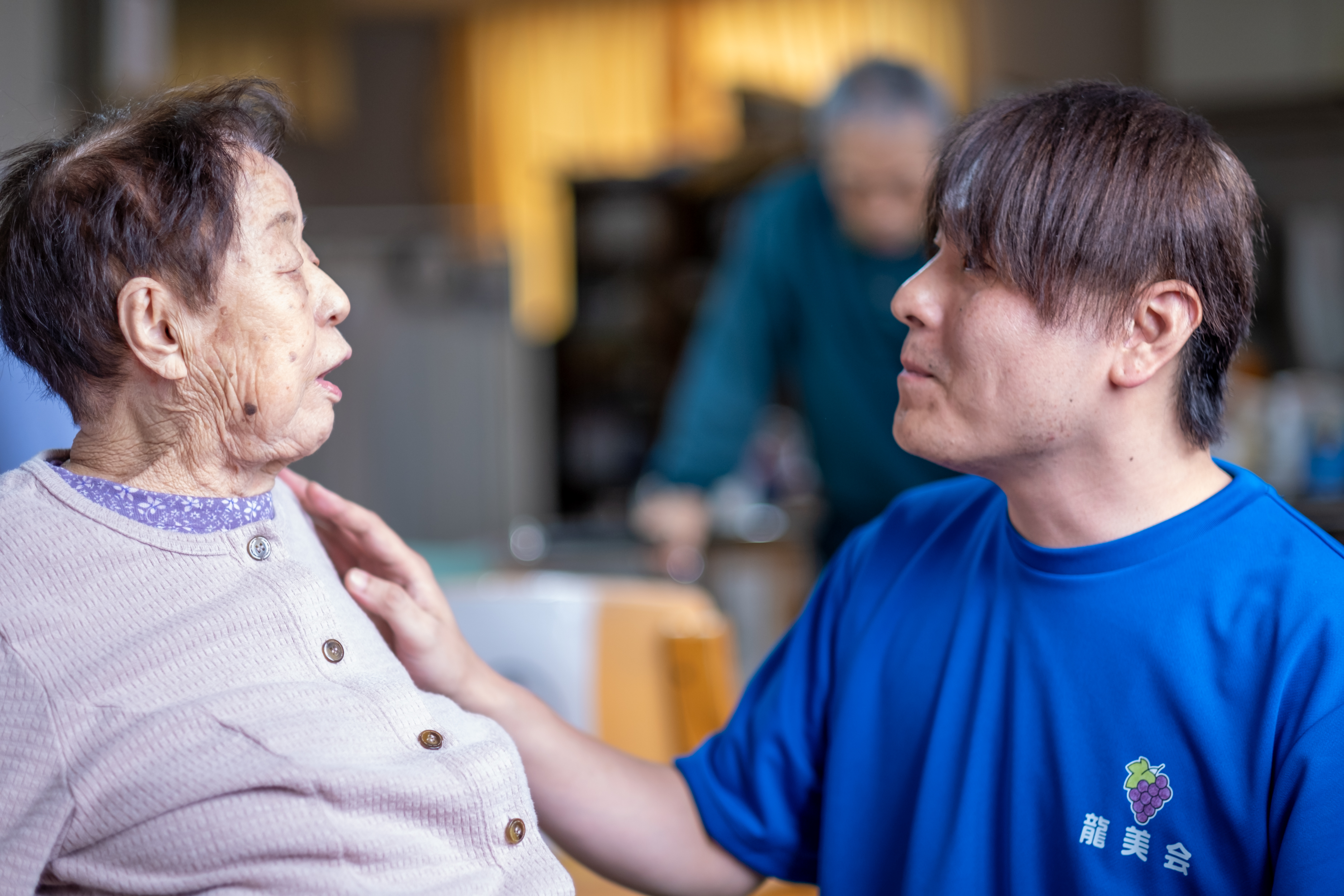 会話をする利用者とスタッフ