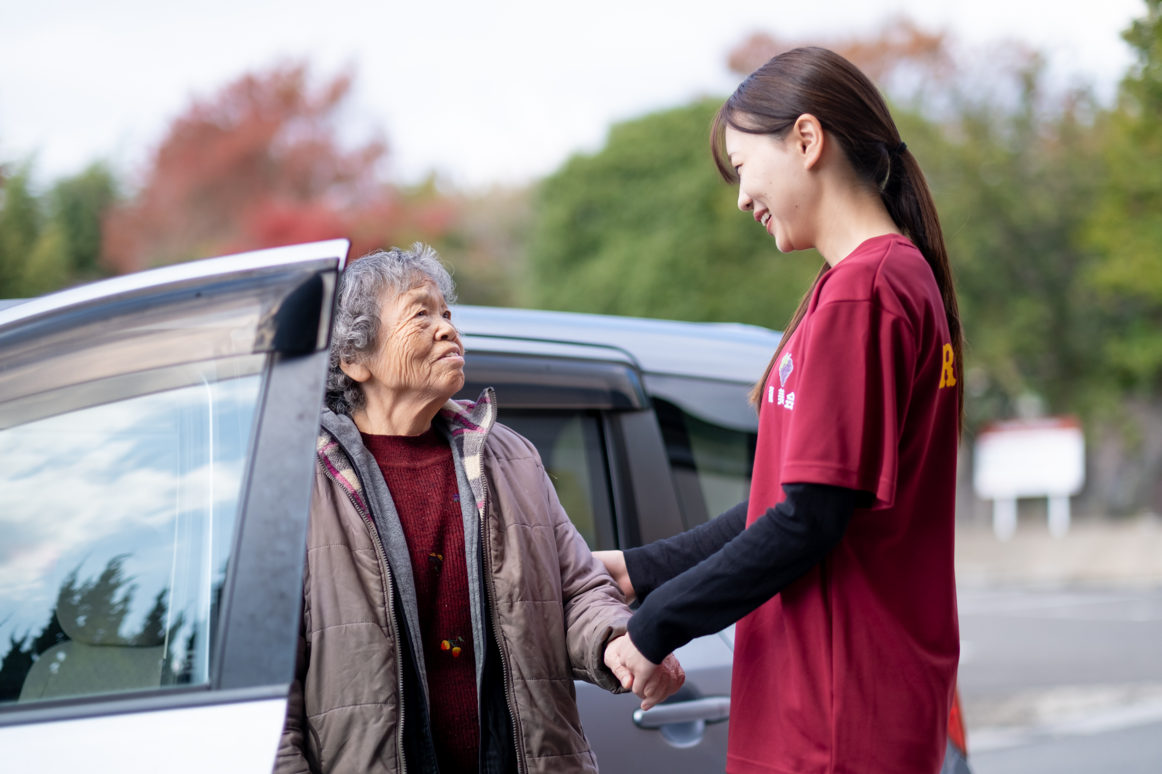 車から降りる利用者と職員