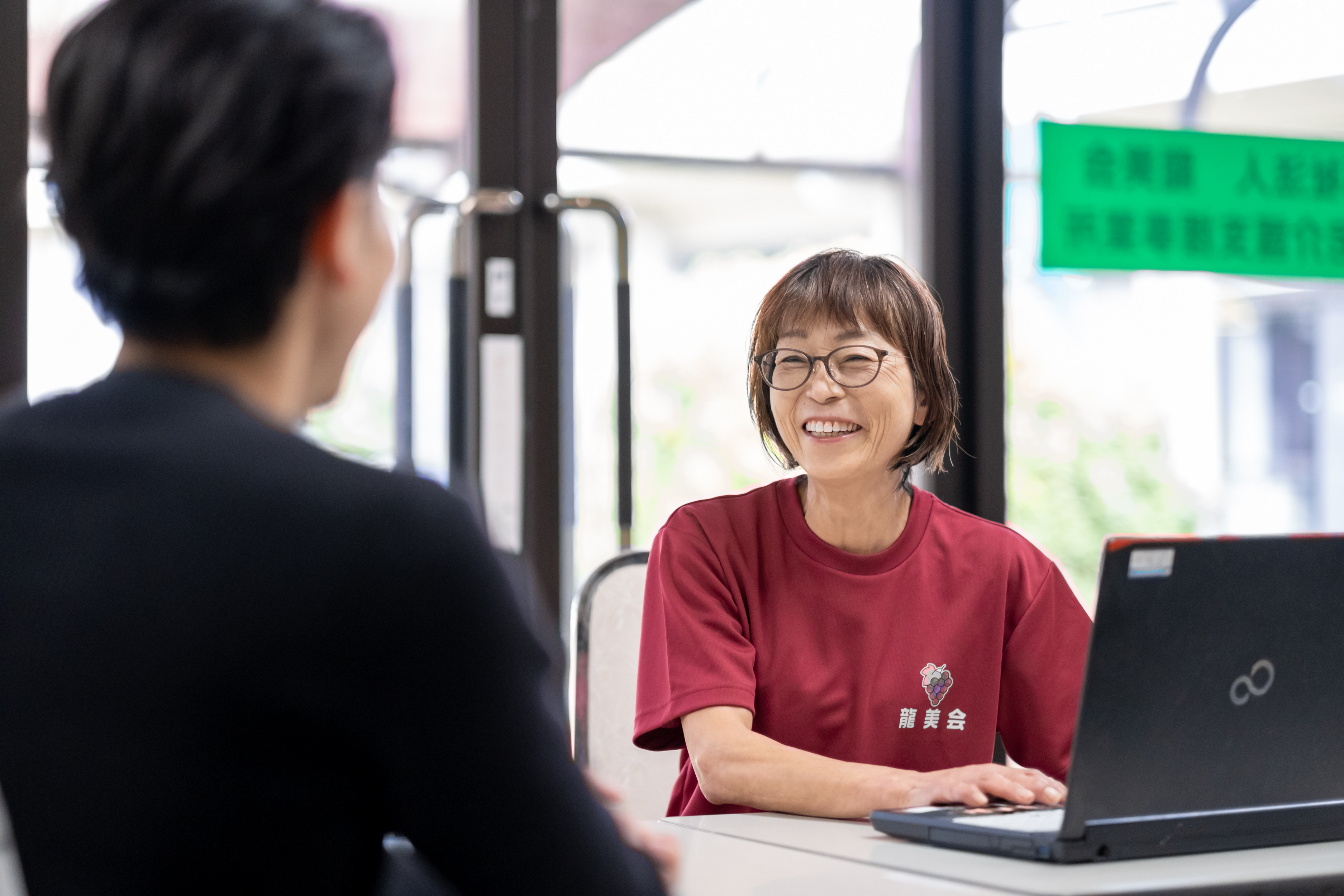 相談を受ける職員