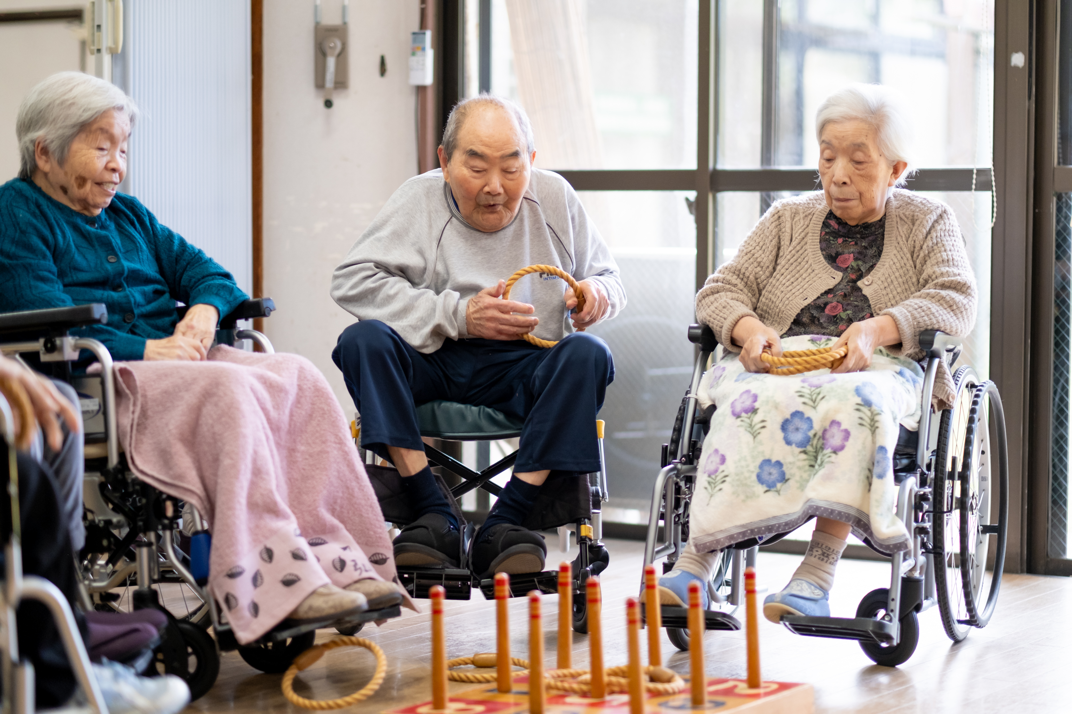 車椅子に乗った利用者たち